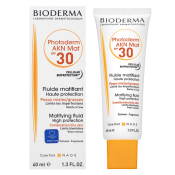 Bioderma Photoderm AKN Mat SPF30 Matifying Fluid mleczko do opalania do skóry wrażliwej 40 ml